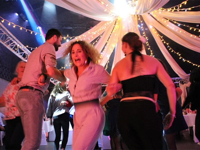 Animateur DJ pour mariage en Aveyron, est proposé par Audio Vision événementiel